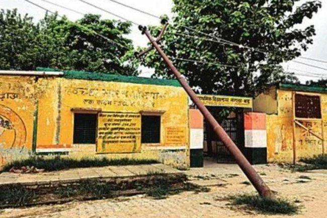 एक ओर झुका खंभा दे रहा हादसों को नयौता