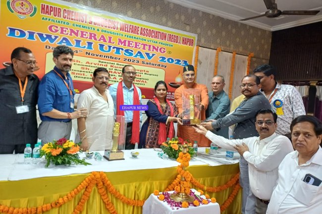हापुड़ केमिस्ट एंड ड्रगिस्ट वेलफेयर एसोशिएशन ने मनाया दीपावली महोत्सव