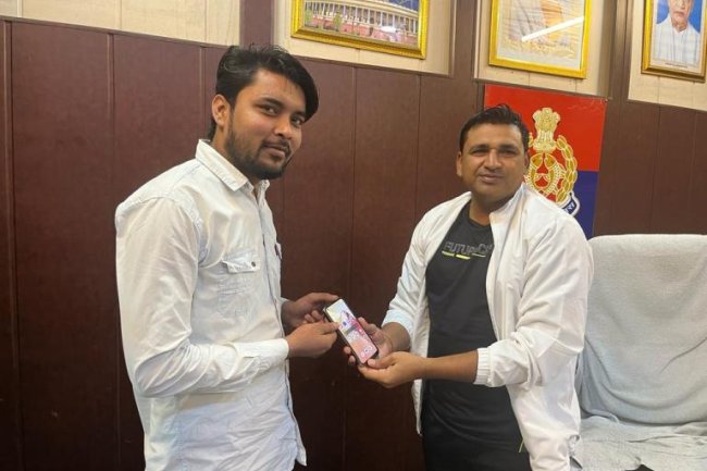 खोया मोबाइल पुलिस ने मालिक को सौंपा