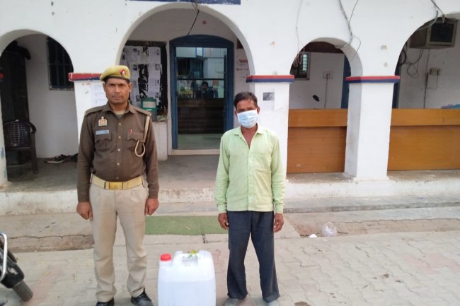 कच्ची शराब बेचने की फिराक में था,पकड़ा गया
