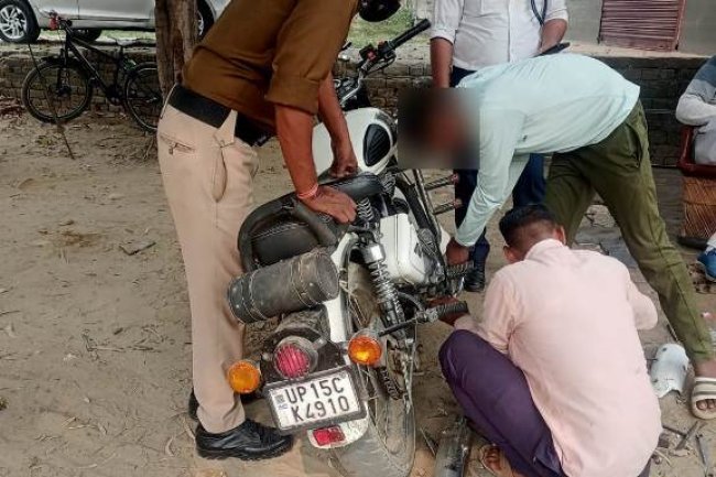 पटाखा छोड़ने वाली 36 बाइक साईलेंसर उतरवाए गये