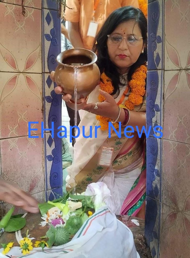 हिन्दू नेत्री ने मुक्तेश्वर महादेव का जलाभिषेक किया