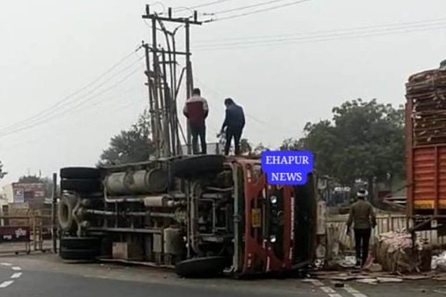 गत्ते से लदा ट्रक पलटा