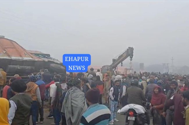 गन्ने से लदा ओवरलोड ट्रक पलटा, कई लोग चपेट में आए