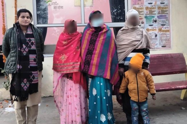 पुलिस ने गुमशुदा महिला को खोज निकाला सौपा परिवार जन को