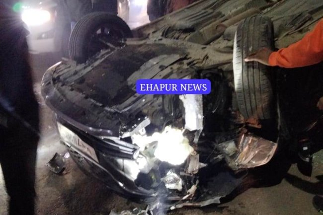 हापुड़ की फ्री गंज रोड पर पलटी कार