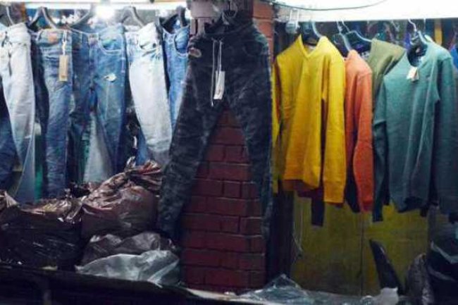 डुप्लीकेट माल को ब्रांडेड बताकर बेचने वाला फैक्ट्री मालिक गिरफ्तार