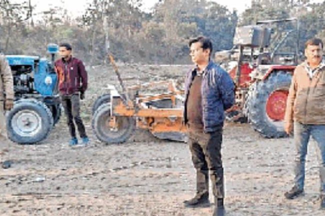 नहर की सफाई की आड़ में अवैध खनन, तीन ट्रैक्टर पकड़े