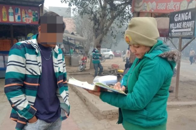 पुलिस ने बेवजह घुमक्कड़ों से की पूछताछ 