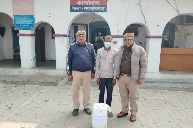 कच्ची शराब का धंधेबाज पुलिस के हत्थे चढ़ा