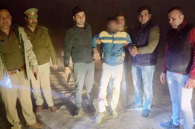 पुलिस की गोली से शातिर हिस्ट्रीशीटर घायल, एक अन्य फरार
