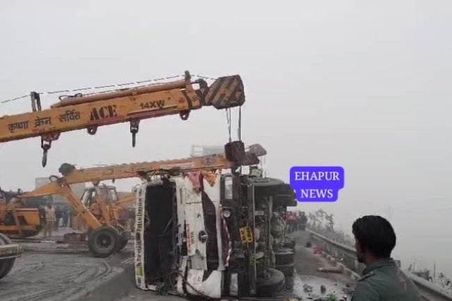 सड़क हादसे के दौरान कई वाहन भिड़े, पुलिस कर्मी के पैर पर चढ़ी कार