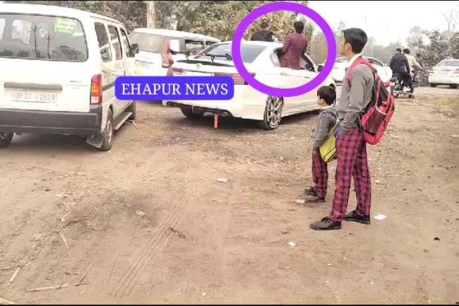 लग्जरी कार में सवार नौजवानों ने की स्टंटबाजी