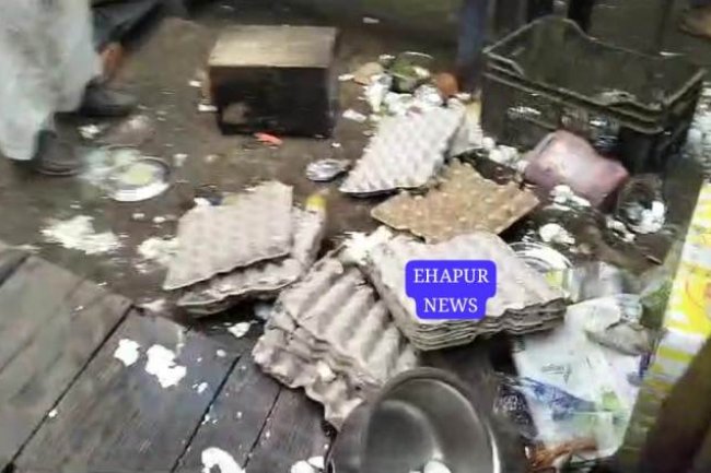 अनियंत्रित बस ने ठेले व ई-रिक्शा में मारी टक्कर