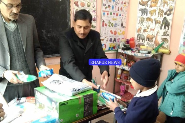 प्रतियोगी छात्रों को खाद्य सामग्री वितरित की