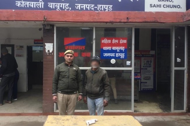 चोरी की कार के साथ पुलिस ने थामा