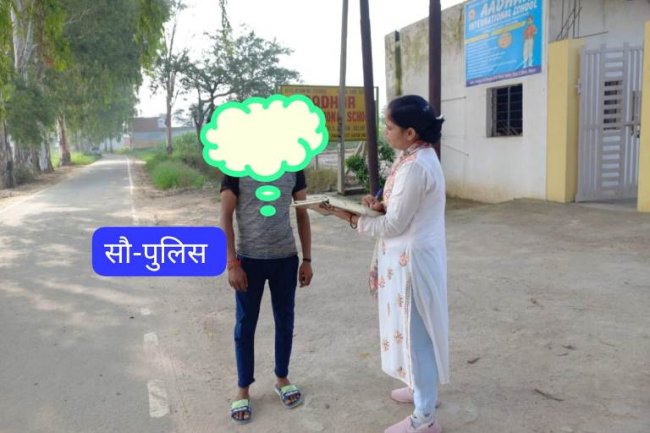सिविल ड्रेस में महिला पुलिस कर रही है पूछताछ